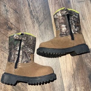 Size 6 toddler camo boots